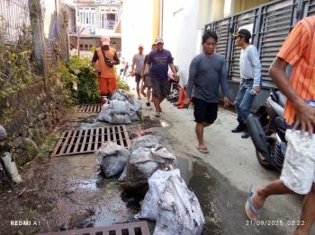 Warga Jagakarsa Gelar Kerja Bakti Bersih-Bersih Lingkungan